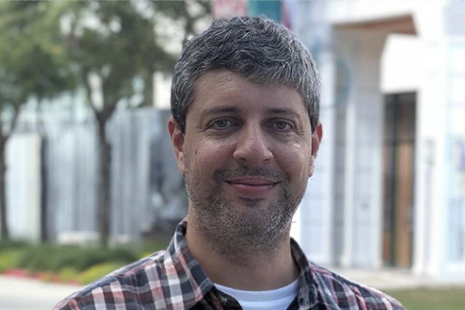 About Leonardo Teubal